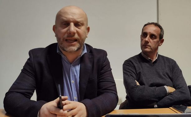 &quot;Si comportano come scimmie ammaestrate&quot;: il commento del consigliere Spata (M5S) fa infuriare la maggioranza