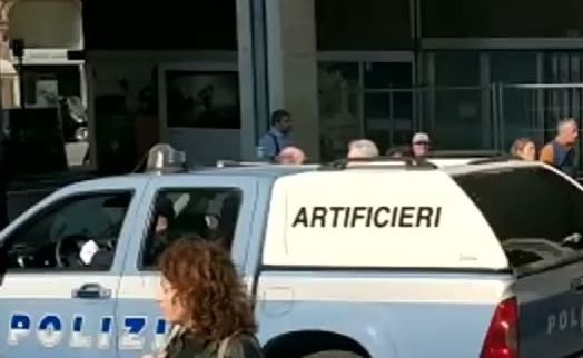 Allarme bomba in via Ceccardi, valigetta sospetta davanti alla banca Allarme bomba in via Ceccardi, valigetta sospetta davanti alla banca