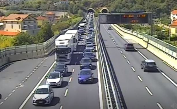 Incidente sulla A10 tra Finale Ligure e Feglino: traffico bloccato, 10 km di coda