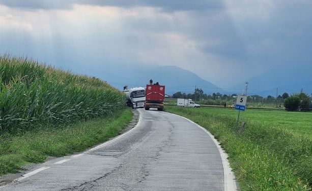 Vigone: via Virle interrotta per l'uscita di strada di un camion