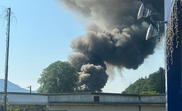Incendio in un'azienda di Brissago Valtravaglia: colonna di fumo visibile a chilometri