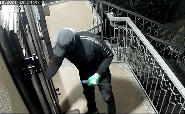 In Valganna furti in casa, portati via oro e denaro. Forzata una finestra in 90 secondi In Valganna furti in casa, portati via oro e denaro. Forzata una finestra in 90 secondi