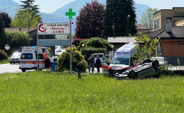 Brissago, scontro tra auto e ambulanza sulla statale 394: colpite anche altre macchine in sosta