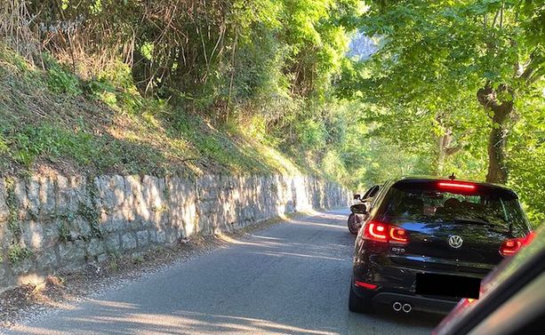 Cade dalla moto sulla provinciale tra Castelveccana e Laveno: ferito gravemente un 32enne. Elisoccorso in azione e strada bloccata