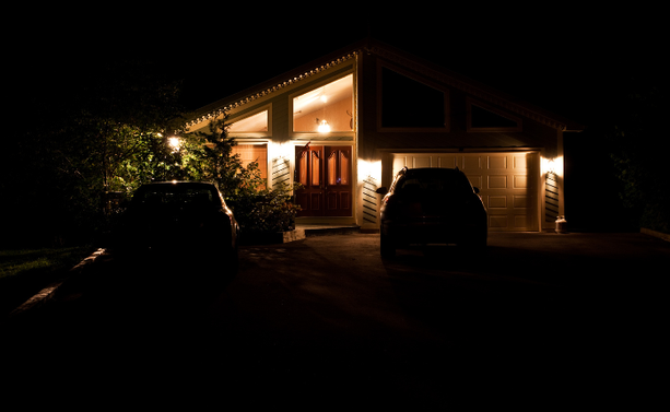 Uomini armati e incappucciati tentano di fare irruzione in una villa di Cunardo