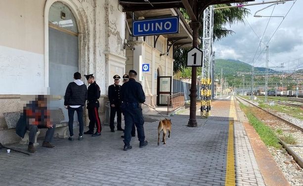 Controlli dei carabinieri alla stazione di Luino: fermato un uomo. Trovati a terra alcuni grammi di hashish