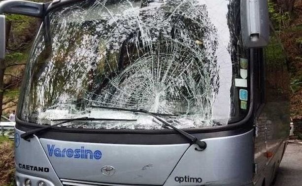 Ciclista finisce contro il parabrezza di uno scuolabus sulla provinciale a Maccagno: paura per un 36enne