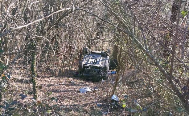 Auto incidentata e abbandonata nei boschi del Picuz a Sangiano Auto incidentata e abbandonata nei boschi del Picuz a Sangiano