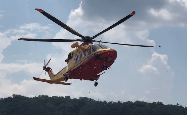 Quattordicenne cade dalla bicicletta. A Laveno Mombello arriva l'elisoccorso Quattordicenne cade dalla bicicletta. A Laveno Mombello arriva l'elisoccorso