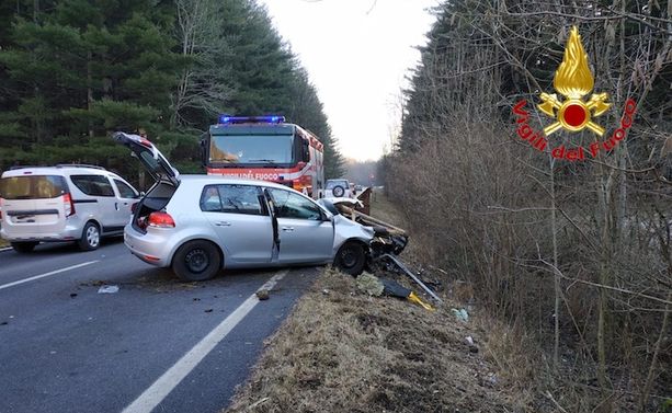 Ancora un incidente sulla statale 233 della Valganna: due feriti a Ghirla Ancora un incidente sulla statale 233 della Valganna: due feriti a Ghirla