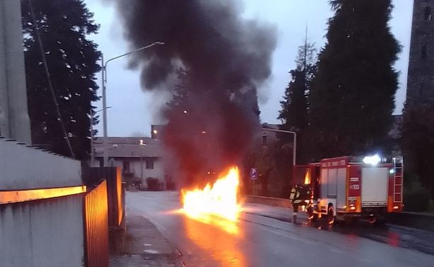 Auto in fiamme sulla statale al semaforo della chiesa di Gemonio: nessun ferito e lunghe code