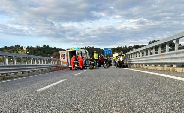 Violento scontro tra un’auto e un motociclo sulla tangenziale di Bra