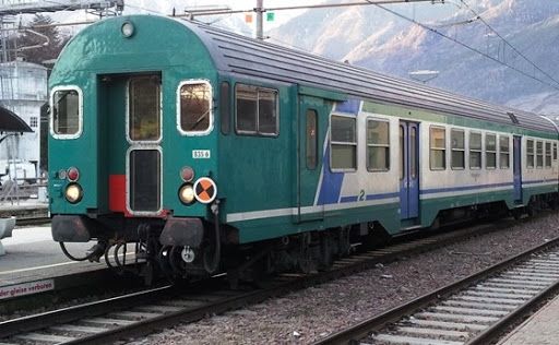 Scatta foto alle gambe di una ragazzina su un treno: torinese denunciato per pornografia minorile