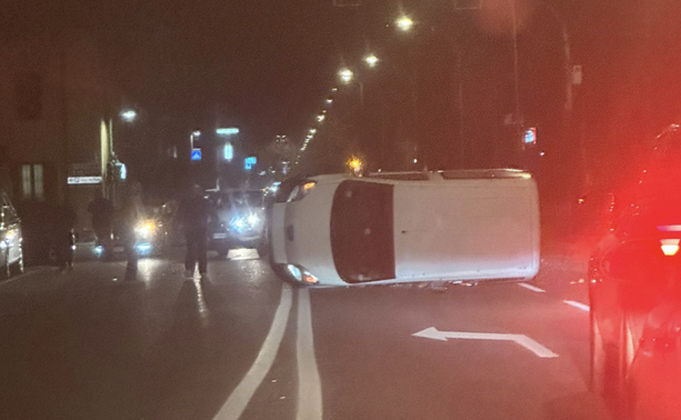 Auto si ribalta all'incrocio, soccorsi in azione nella notte in viale Belforte