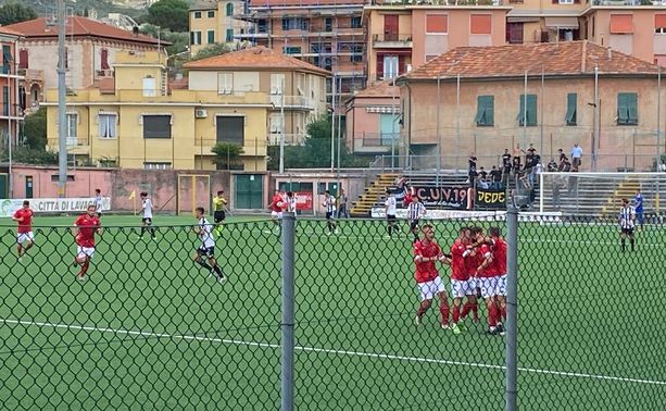 Biancorossi vittoriosi a Lavagna all'esordio, sotto la curva e poi in campo con la maglia di Francesco Gazo Biancorossi vittoriosi a Lavagna all'esordio, sotto la curva e poi in campo con la maglia di Francesco Gazo