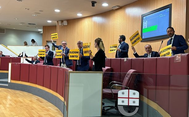‘Elezioni subito!’, in consiglio regionale monta la protesta delle opposizioni: “Il fallimento politico della destra è conclamato” (VIDEO) ‘Elezioni subito!’, in consiglio regionale monta la protesta delle opposizioni: “Il fallimento politico della destra è conclamato” (VIDEO)