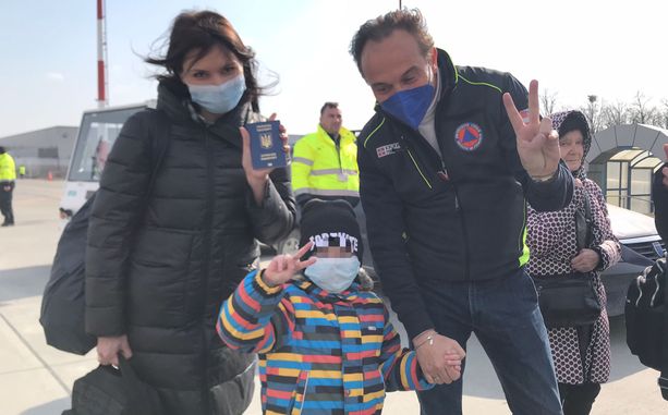 Il volo per la vita atterra a Torino, 9 bimbi in salvo al Regina Margherita. Cirio: “Pronti a ripartire se ce ne fosse bisogno” [FOTO e VIDEO]