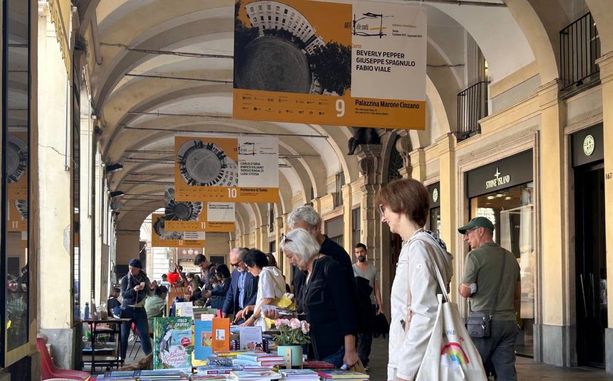 Portici di carta, un weekend a caccia di libri: fino a domani torna la biblioteca a cielo aperto in centro città [FOTO]