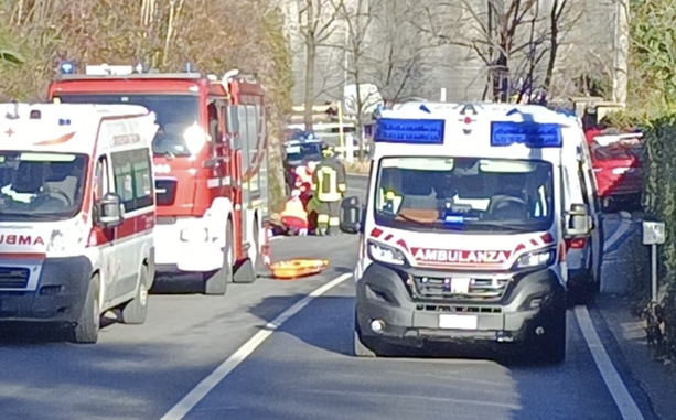 Violento schianto sulla Provinciale 61 a Porto Ceresio: cinque persone coinvolte, elisoccorso in volo