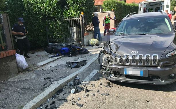 Scontro tra un'auto e una moto in via Campigli, ferito motociclista di 16 anni Scontro tra un'auto e una moto in via Campigli, ferito motociclista di 16 anni