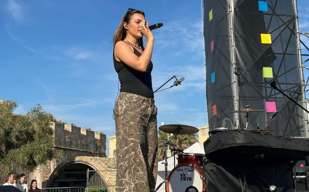 ‘Met gala’, il primo album di Sarah Toscano, è su tutte le piattaforme e in radio