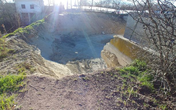 Una gita in bici rischia di sfociare in incidente per il cantiere alla pista ciclopedonale sul Tanaro