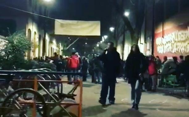 Zero mascherine, assembramenti e coprifuoco violato: in Vanchiglia è tornata la movida selvaggia [VIDEO]