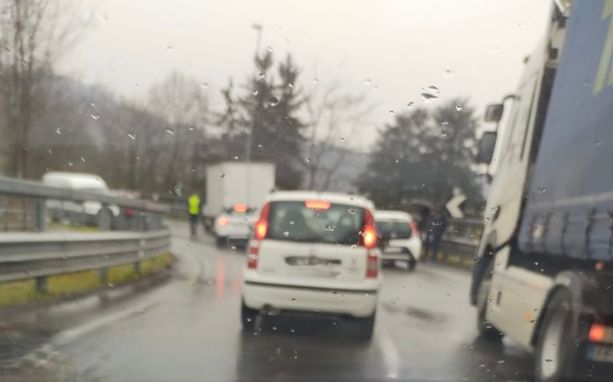 Varese, incidente sulla strada per il Ponte di Vedano: traffico in tilt Varese, incidente sulla strada per il Ponte di Vedano: traffico in tilt