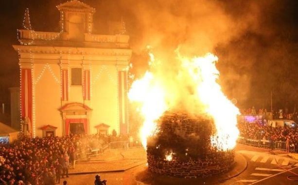 I varesini tornano a riempire piazza della Motta: conto alla rovescia per il Falò di Sant'Antonio I varesini tornano a riempire piazza della Motta: conto alla rovescia per il Falò di Sant'Antonio
