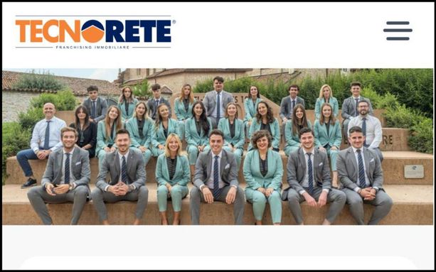 La foto aziendale sul monumento alle vittime dell’Heysel suscita lo sdegno dei tifosi: "Disdicevole, rimuovetela subito" La foto aziendale sul monumento alle vittime dell’Heysel suscita lo sdegno dei tifosi: "Disdicevole, rimuovetela subito"