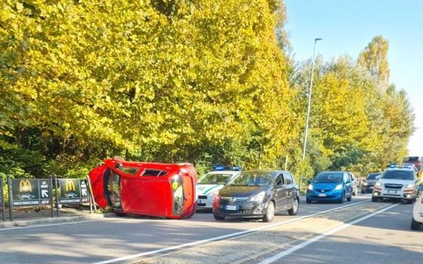Auto si ribalta: paura alla rotonda della Schiranna Auto si ribalta: paura alla rotonda della Schiranna