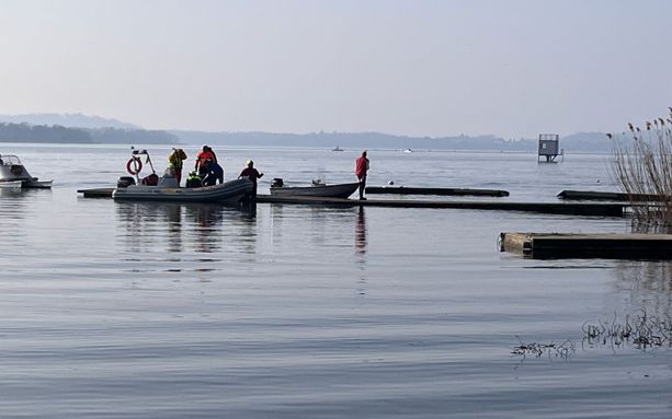 Velivolo finisce nelle acque del lago alla Schiranna. Soccorsi in azione Velivolo finisce nelle acque del lago alla Schiranna. Soccorsi in azione