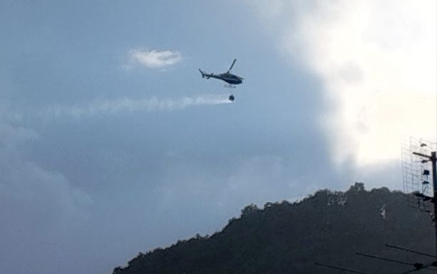 Mombracco, nuovo fronte di fiamme: elicottero regionale in azione [FOTO]