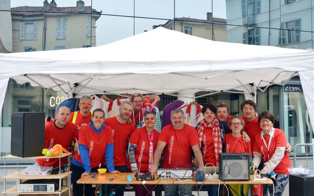 Sorrisi con il naso rosso in piazza Facta a Pinerolo Sorrisi con il naso rosso in piazza Facta a Pinerolo