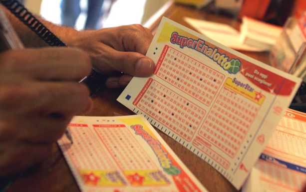 Rubava carte di credito ai commercianti per giocare al gratta e vinci: arrestato