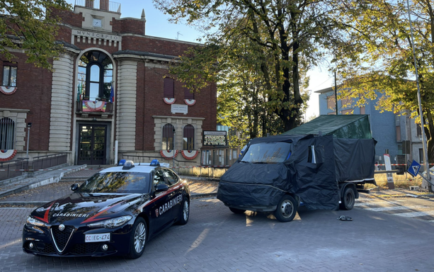 Assalto al bancomat con un furgone modificato: tre persone fermate dai carabinieri Assalto al bancomat con un furgone modificato: tre persone fermate dai carabinieri