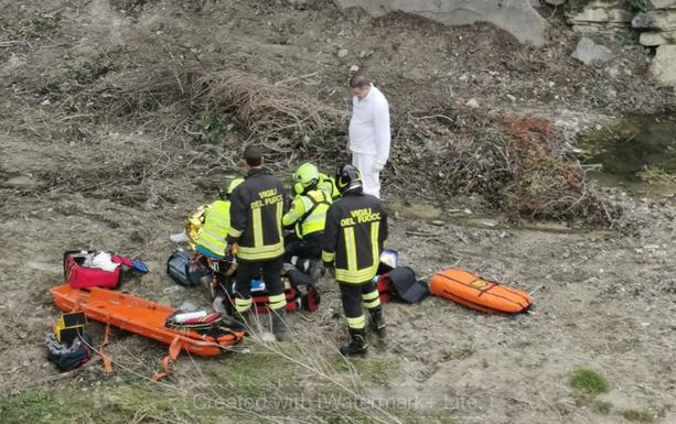 Alba, giovane cade da un ponte sul Cherasca. Elitrasportato al "Santa Croce" di Cuneo Alba, giovane cade da un ponte sul Cherasca. Elitrasportato al "Santa Croce" di Cuneo