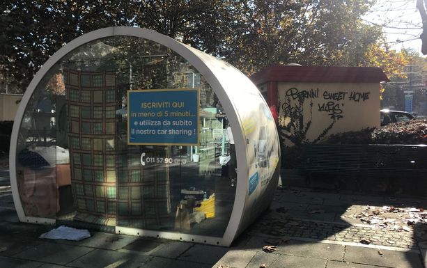 Da sede del car sharing a casa di un senzatetto: la trasformazione che fa riflettere in piazza Bernini [FOTO]