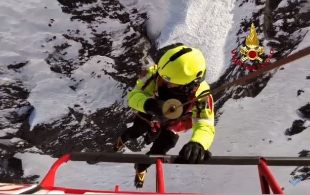 VIDEO. Snowborder varesino rimane bloccato a quota 2200 metri, lo salva &quot;Drago 80&quot;