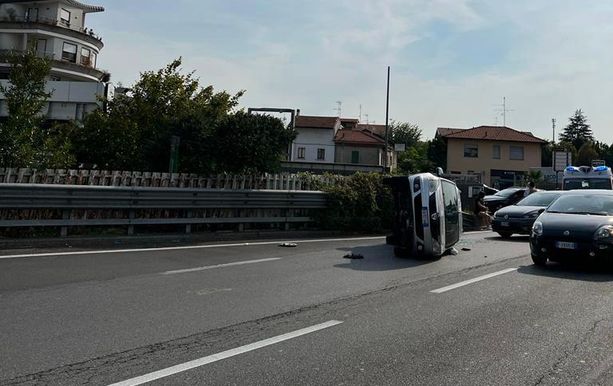 Paura a Castellanza: un'auto si ribalta vicino allo svincolo dell'A8