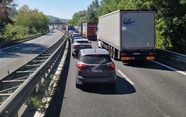 Veicolo in fiamme sulla A33: tra Asti e Isola code in direzione Cuneo, al lavoro i tecnici per la rimozione