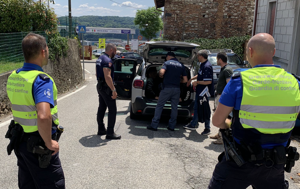 Fermati al valico di Clivio, diretti in Svizzera, 15 migranti curdi stipati nei portabagagli di due auto Fermati al valico di Clivio, diretti in Svizzera, 15 migranti curdi stipati nei portabagagli di due auto