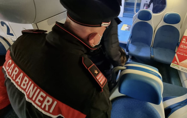 Gang di ragazzini scatenata sul treno per Varese: danni e paura tra i passeggeri