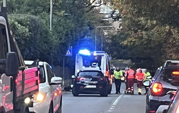 Scontro tra un'auto e una moto in via Manin a Varese: ferito un ragazzo di 17 anni