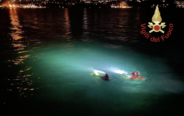 Auto sfonda il parapetto e si inabissa nel lago di Como: morte due persone