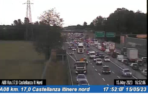 Macchina ribaltata sull'Autolaghi: un ferito e sei chilometri di coda verso Milano