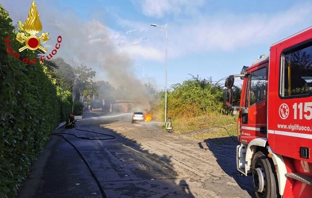 Intervento dei vigili del fuoco per un auto a GPL in fiamme in zona Lungo Tanaro