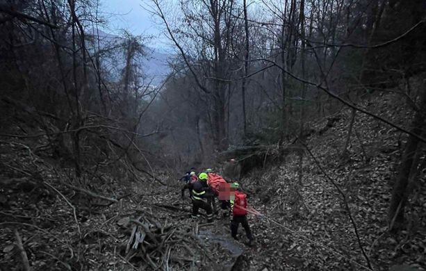 FOTO. Si ferisce ad una caviglia nei boschi di Bisuschio: 29enne imbarellato, calato in strada dal soccorso alpino e trasportato in ospedale FOTO. Si ferisce ad una caviglia nei boschi di Bisuschio: 29enne imbarellato, calato in strada dal soccorso alpino e trasportato in ospedale