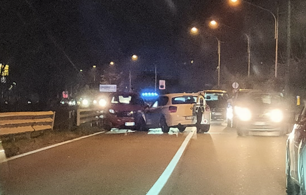 Frontale sulla Provinciale tra Groppello a Calcinate: paura per due persone e traffico in tilt Frontale sulla Provinciale tra Groppello a Calcinate: paura per due persone e traffico in tilt