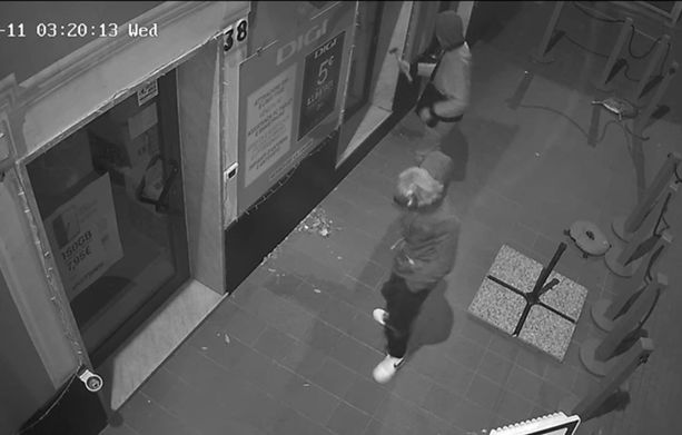 Provano a rompere a colpi di martellate la vetrina e rubare i cellulari: le telecamere li immortalano Provano a rompere a colpi di martellate la vetrina e rubare i cellulari: le telecamere li immortalano